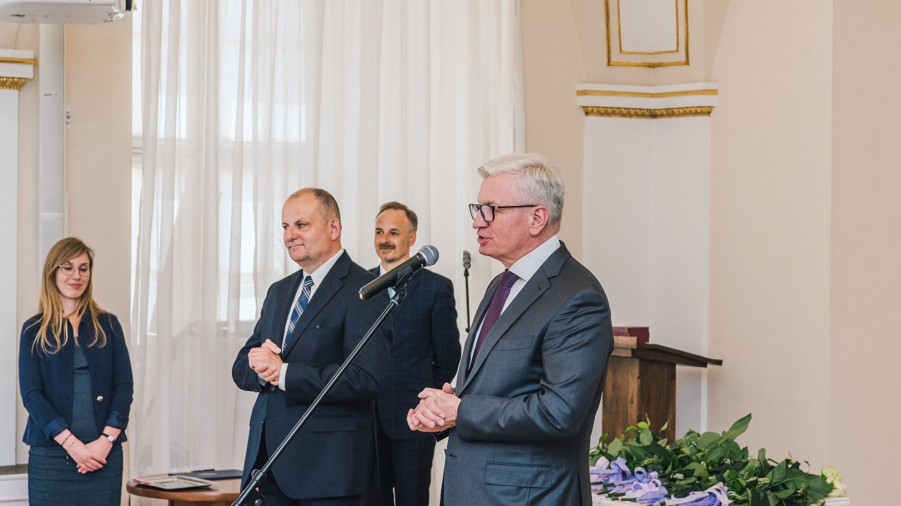 Galeria zdjęć przedstawia prezydenta Poznania, który wręcza starszym poznaniakom Medale za Długoletnie Pożycie Małżeńskie.