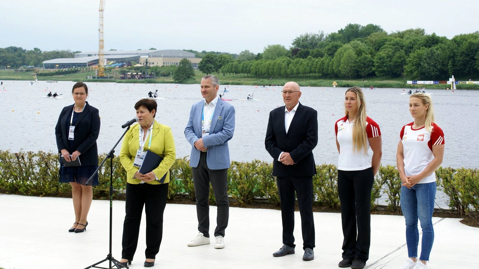 Zdjęcie przedstawia uczestników konferencji prasowej nad Jeziorem Maltańskim. - grafika rozmowy