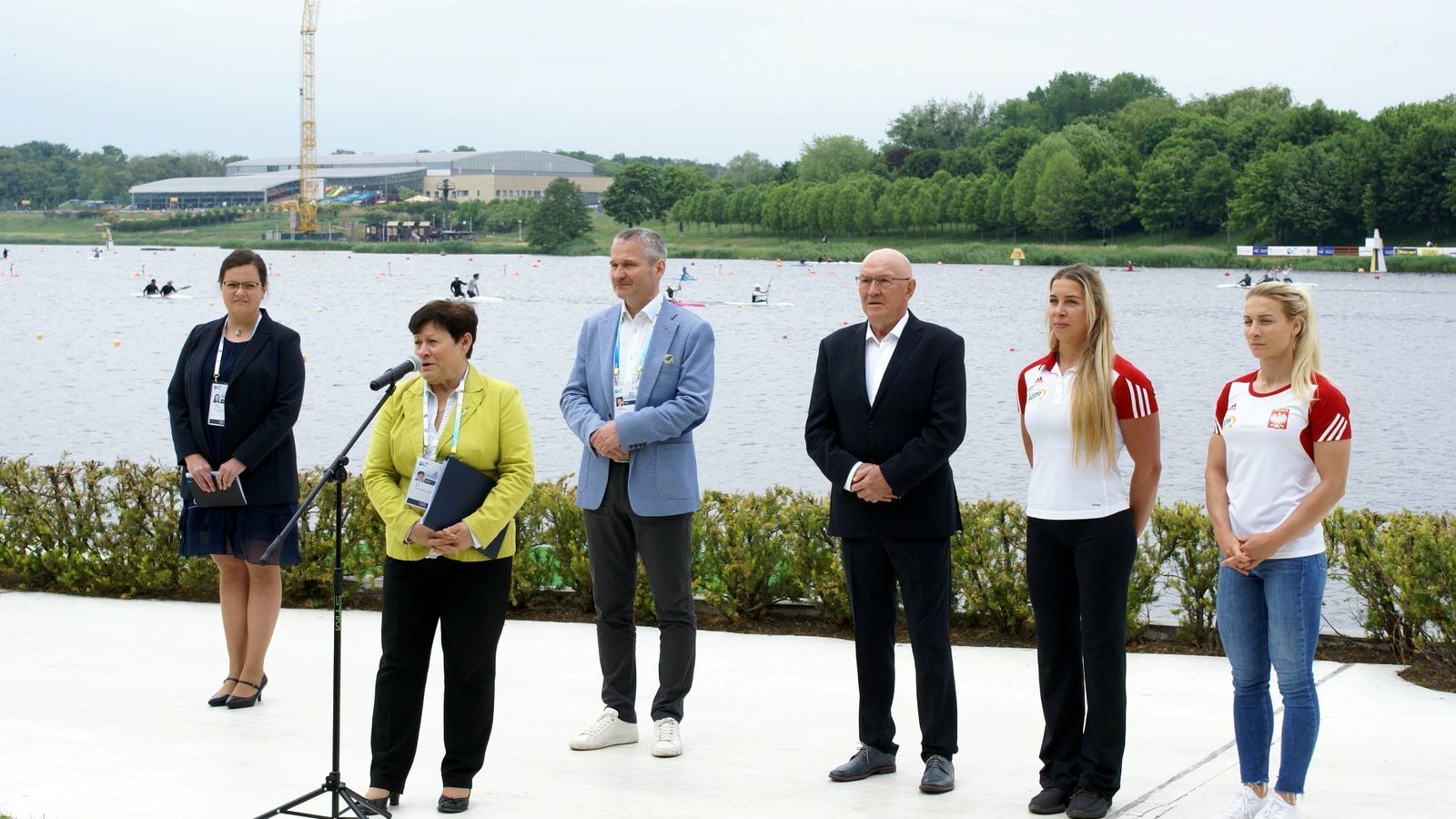 Zdjęcie przedstawia uczestników konferencji prasowej nad Jeziorem Maltańskim.