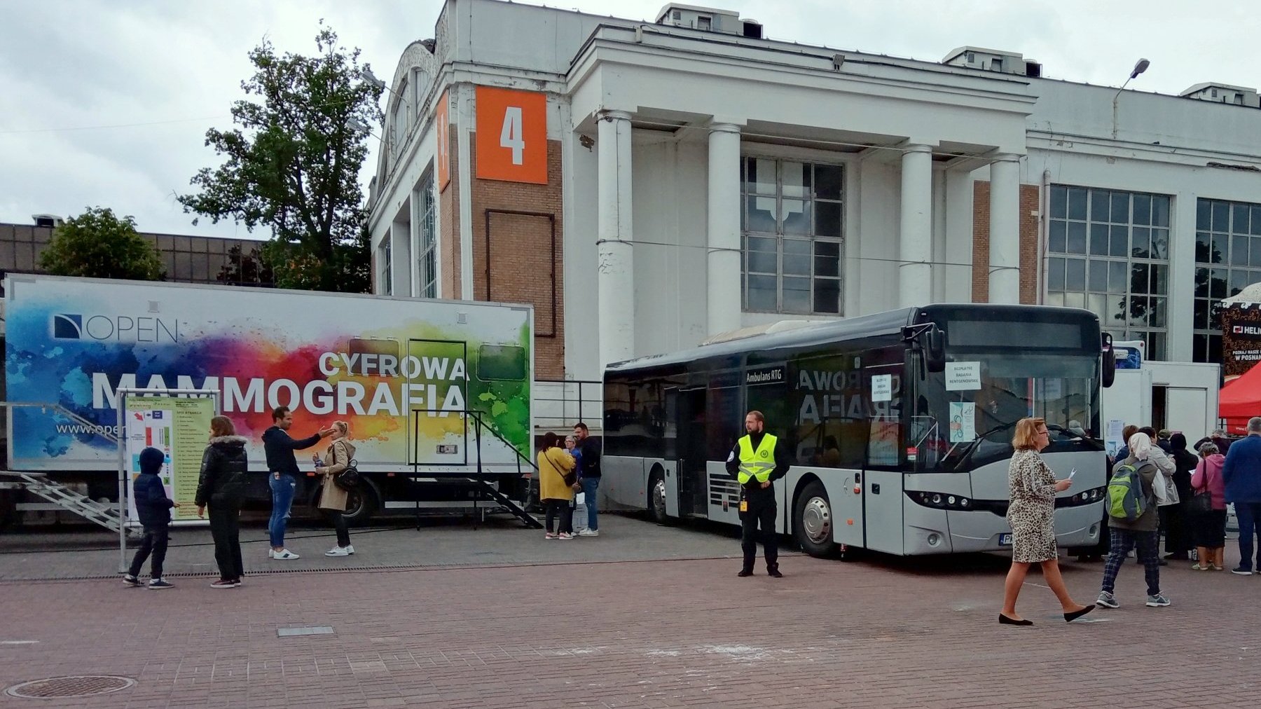 Na zdjęciu teren MTP, widać ciężarówkę z napisem "cyfrowa mammografia" oraz autobus dla pacjentów