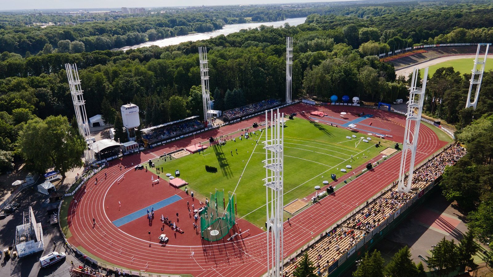 Zdjęcie przedstawia zdjęcie stadionu na Golęcinie z lotu ptaka.