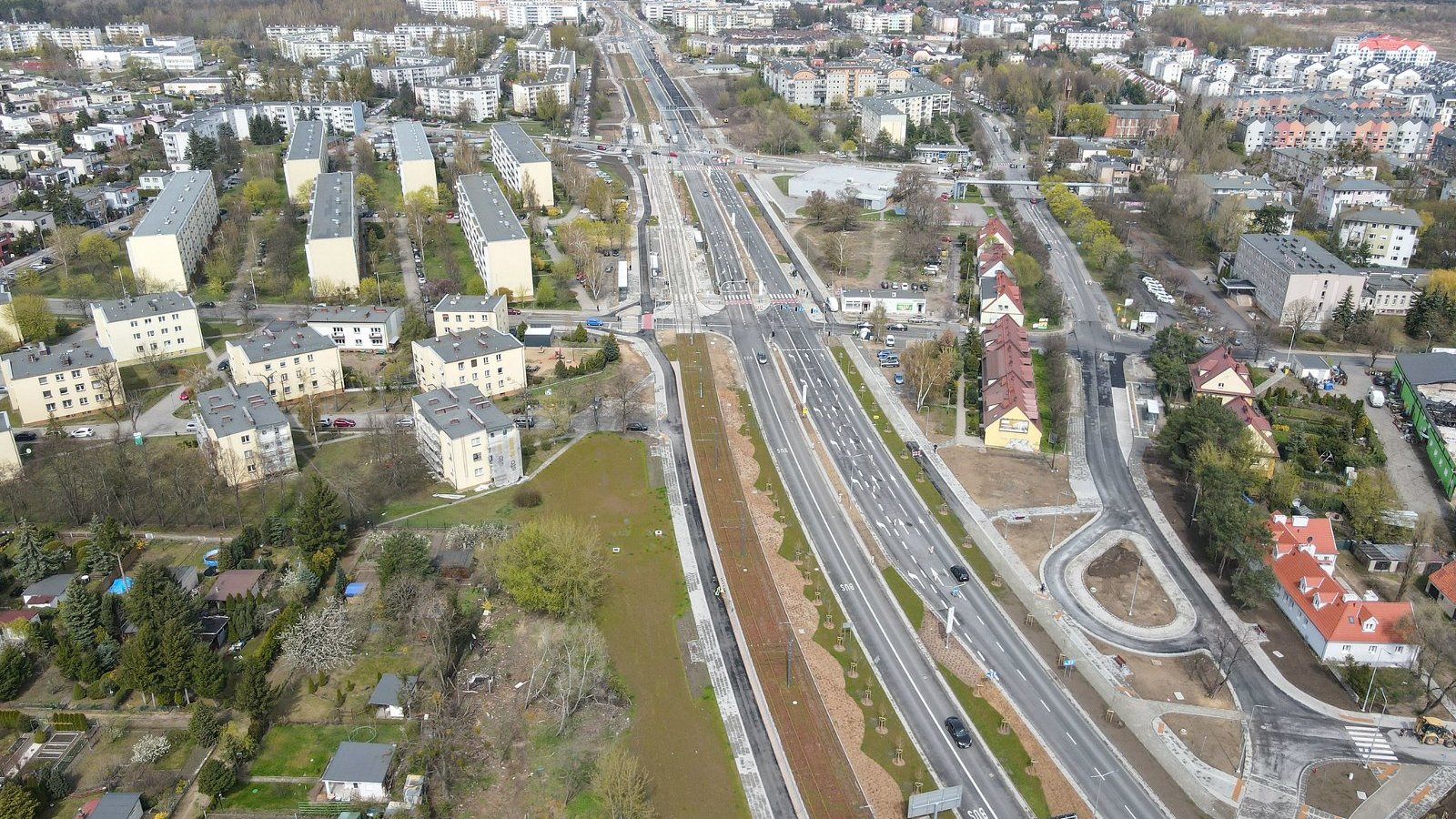 Na zdjęciu panorama Naramowic z lotu ptaka, w centrum nowa trasa tramwajowa