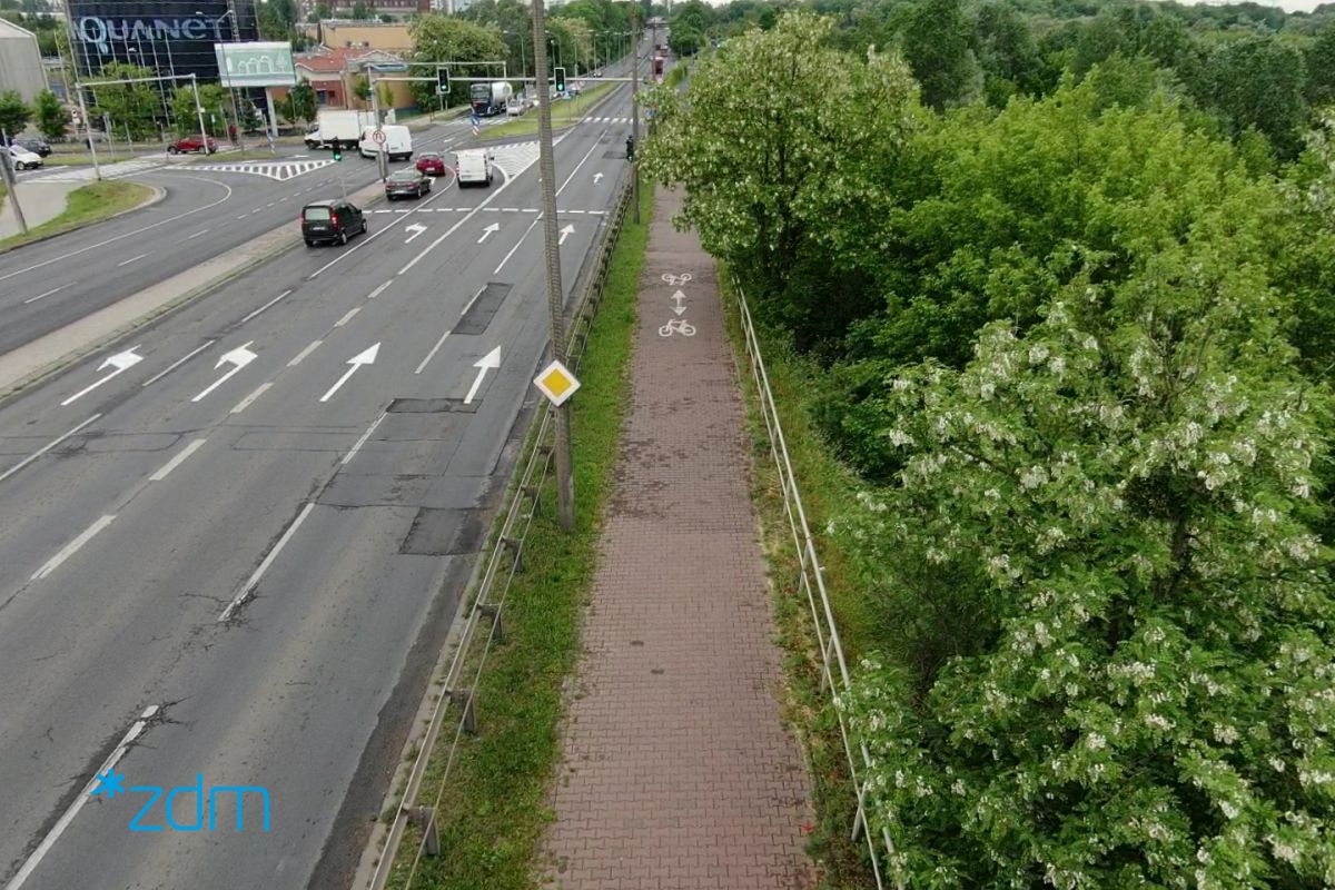 Widok z lotu ptaka na drogę pieszo-rowerową wzdłuż ul. Lechickiej, która będzie przebudowana - grafika rozmowy