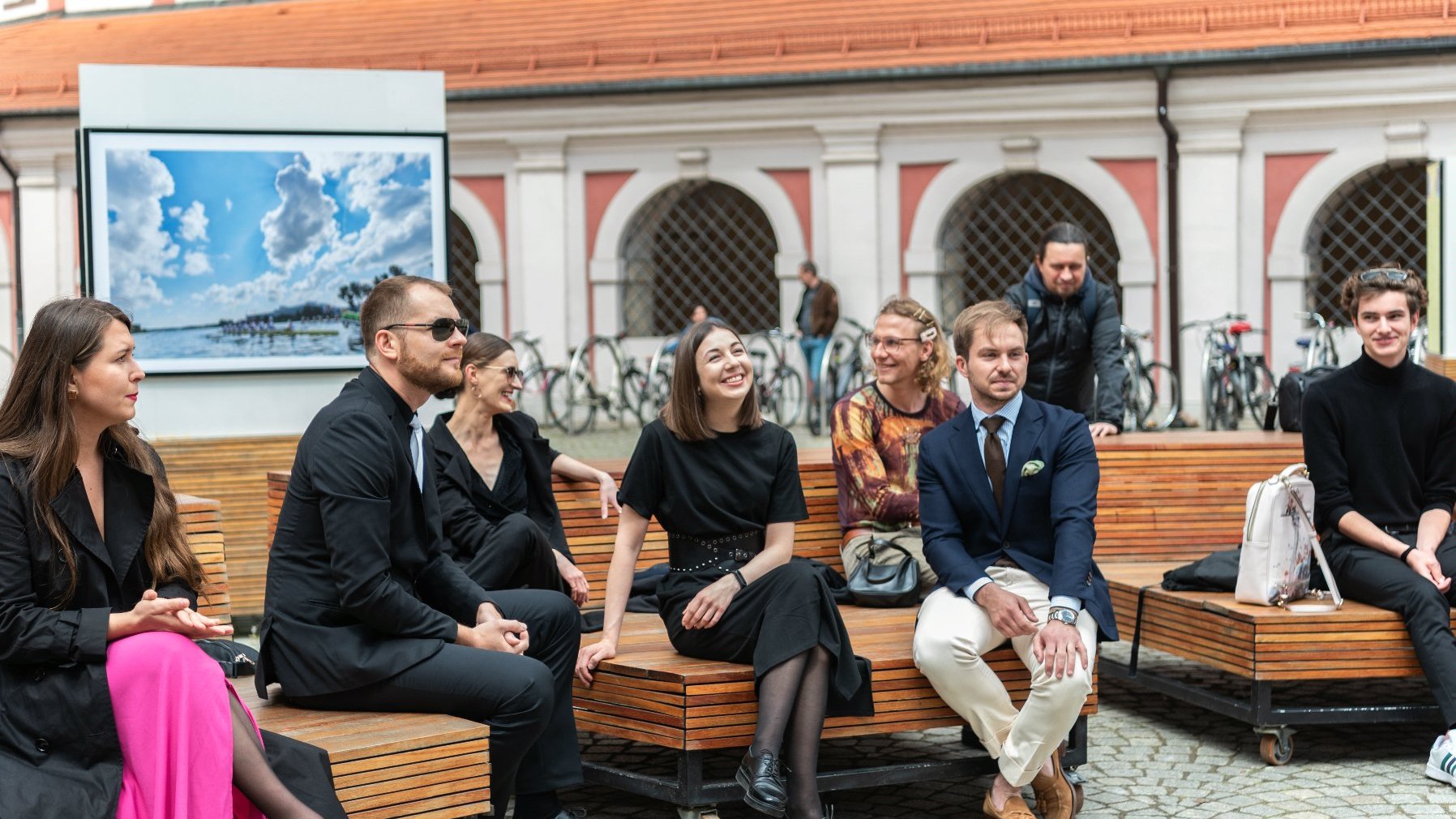 Galeria zdjęć przedstawia uroczystość wręczenia stypendiów dla młodych twórcow.