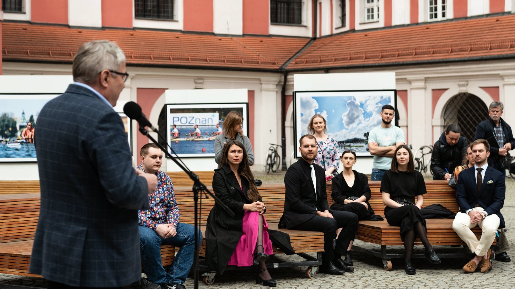 Galeria zdjęć przedstawia uroczystość wręczenia stypendiów dla młodych twórcow.