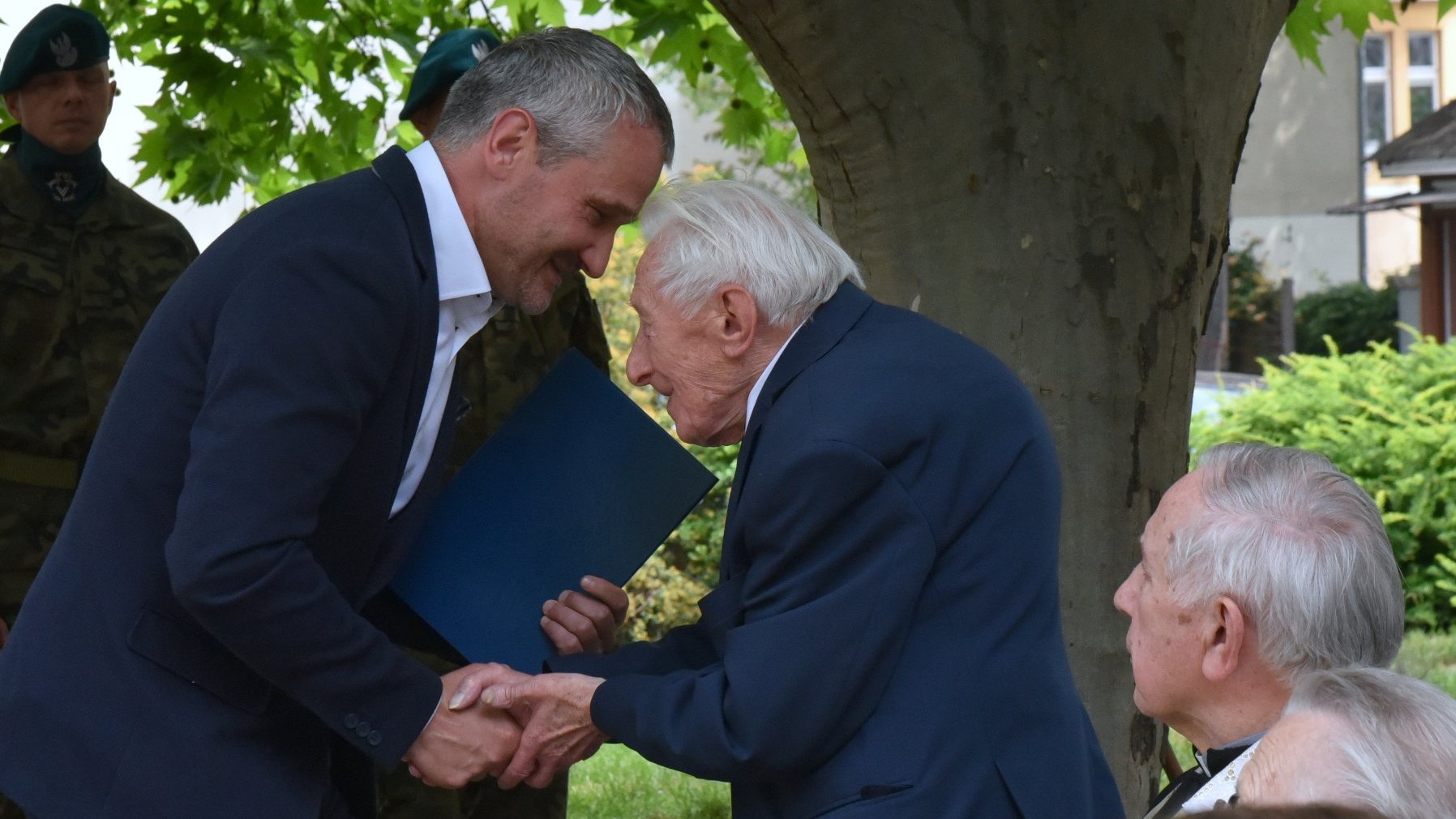 Na zdjęciu Jędrzej Solarski, zastępca prezydenta miasta, wita się z Zenonem Wechmannem