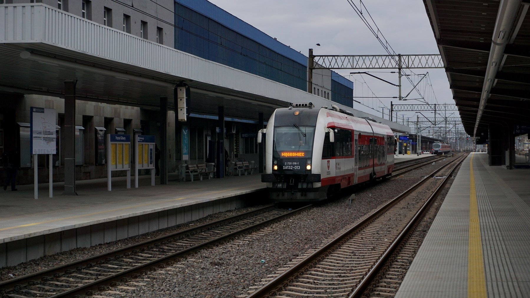 Na zdjęciu pociąg stojący na poznańskim dworcu głównym