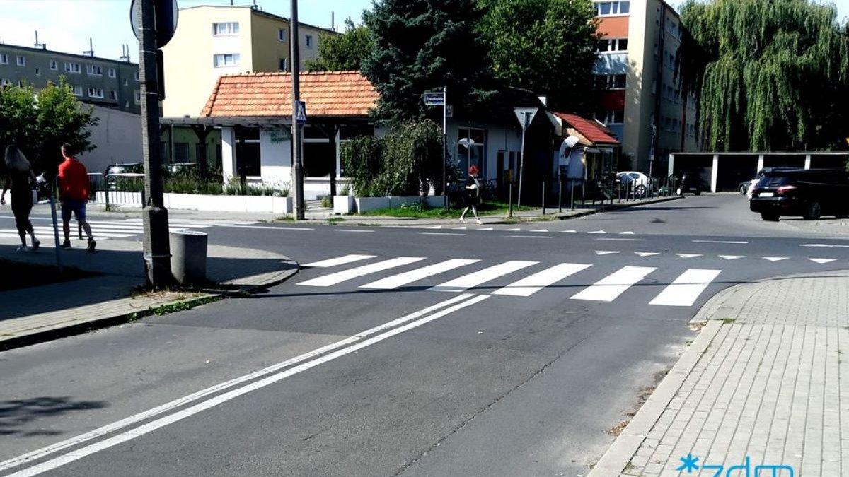 Zdjęcie pokazujące skrzyżowanie ulic Świt i Swoboda przed przebudową