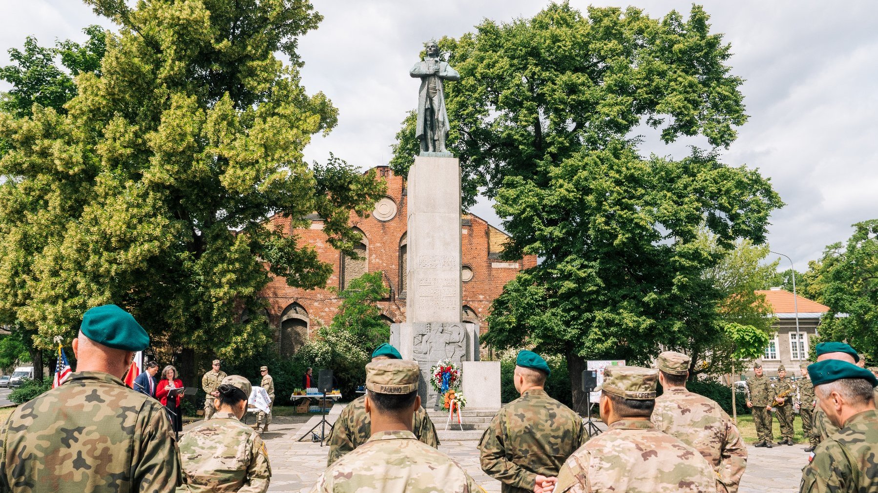 Na zdjęciu pomnik Tadeusza Kościuszki, przed nim wielu amerykańskich żołnierzy