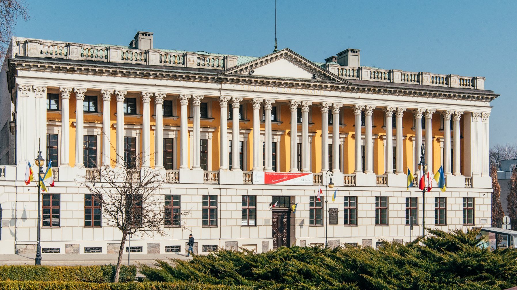 Budynek Biblioteki Raczyńskich, widok od strony głównego wejścia. - grafika rozmowy