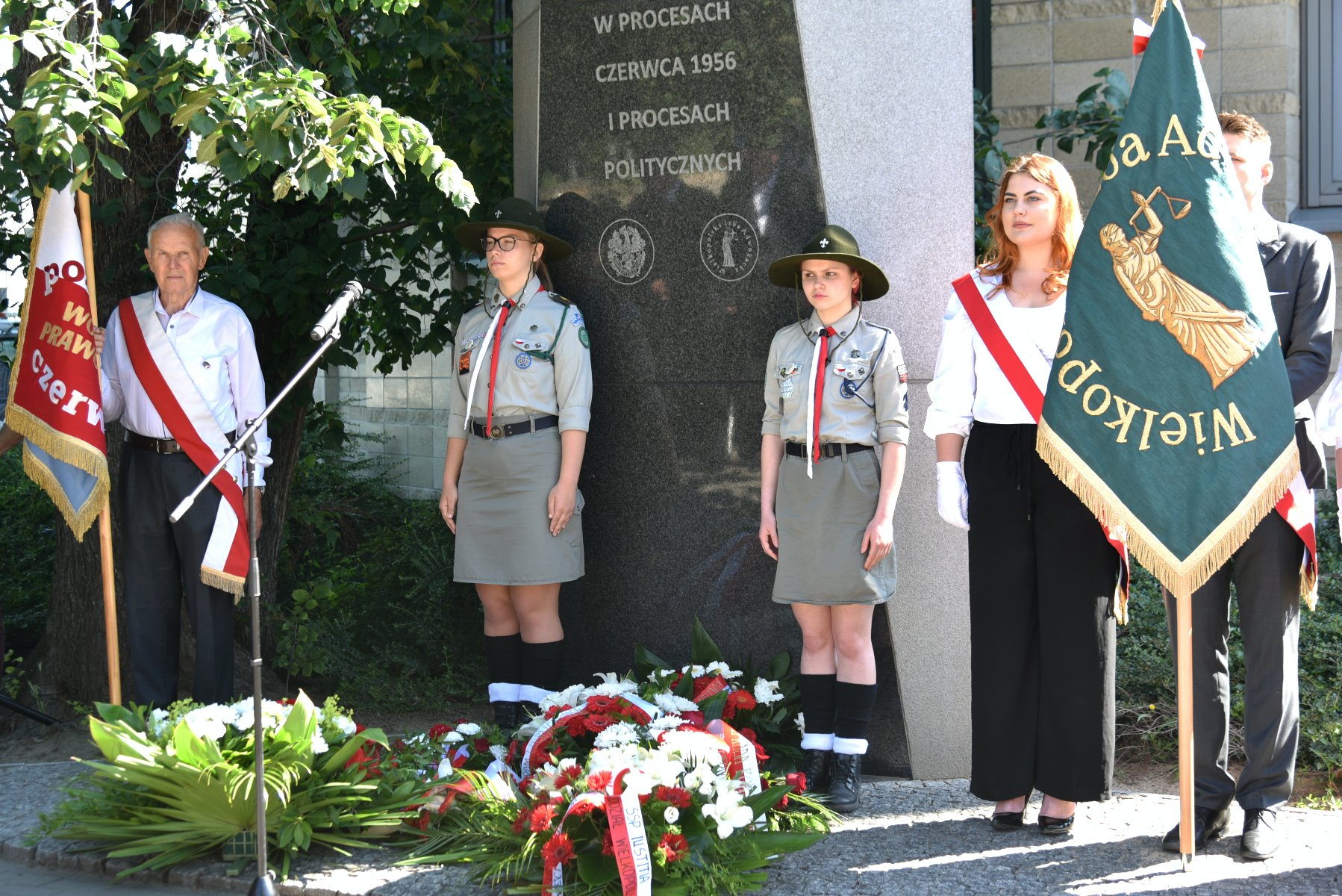 Galeria zdjęć z uroczystości związanych z obchodami Czerwca '56 - grafika rozmowy