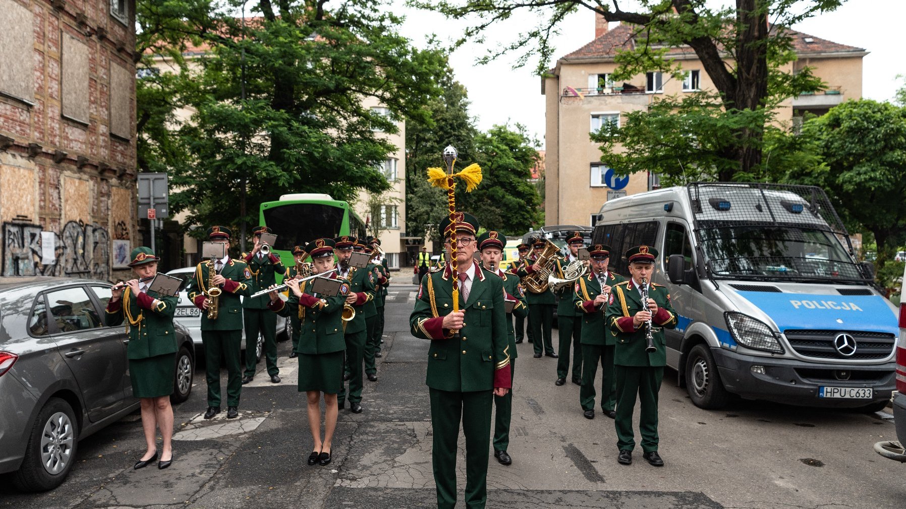 Na zdjęciu orkiestra dęta MPK przechodząca poznańską ulicą