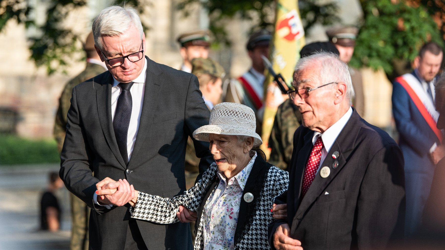 Na zdjęciu Jacek Jaśkowiak, prezydent Poznania, idący z ramię w ramię z uczestnikami Poznańskiego Czerwca