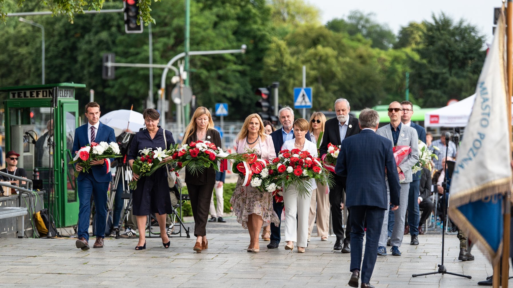 Na zdjęciu delegacja parlamentarzystów składająca kwiaty pod pomnikiem