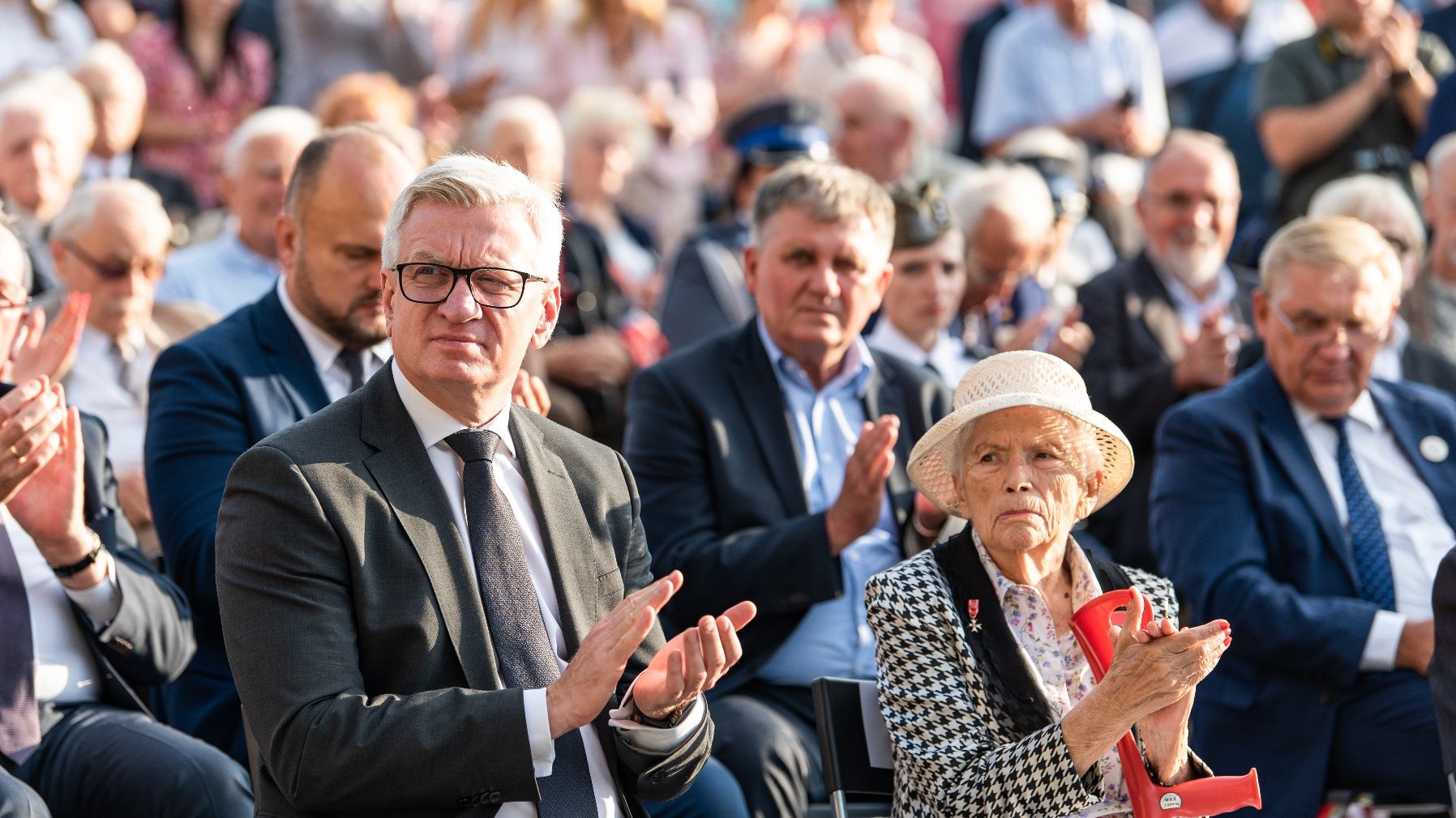 Na zdjęciu Jacek Jaśkowiak i Aleksandra Banasiak w tlumie uczezstników wydarzenia