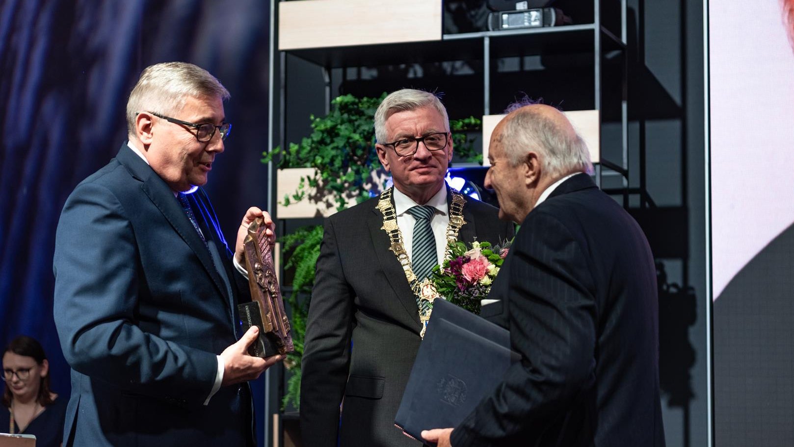 Na zdjęciu prezydent miasta i przewodniczący rady miasta wręczają statuetkę Honorowego Obywatela Poznania prof. Łączkowskiemu