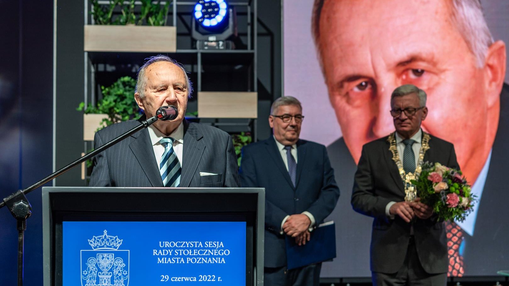 Na zdjęciu prof.Łątkowski przy mównicy, w tle stoją przewodniczący rady miasta i prezydent Poznania