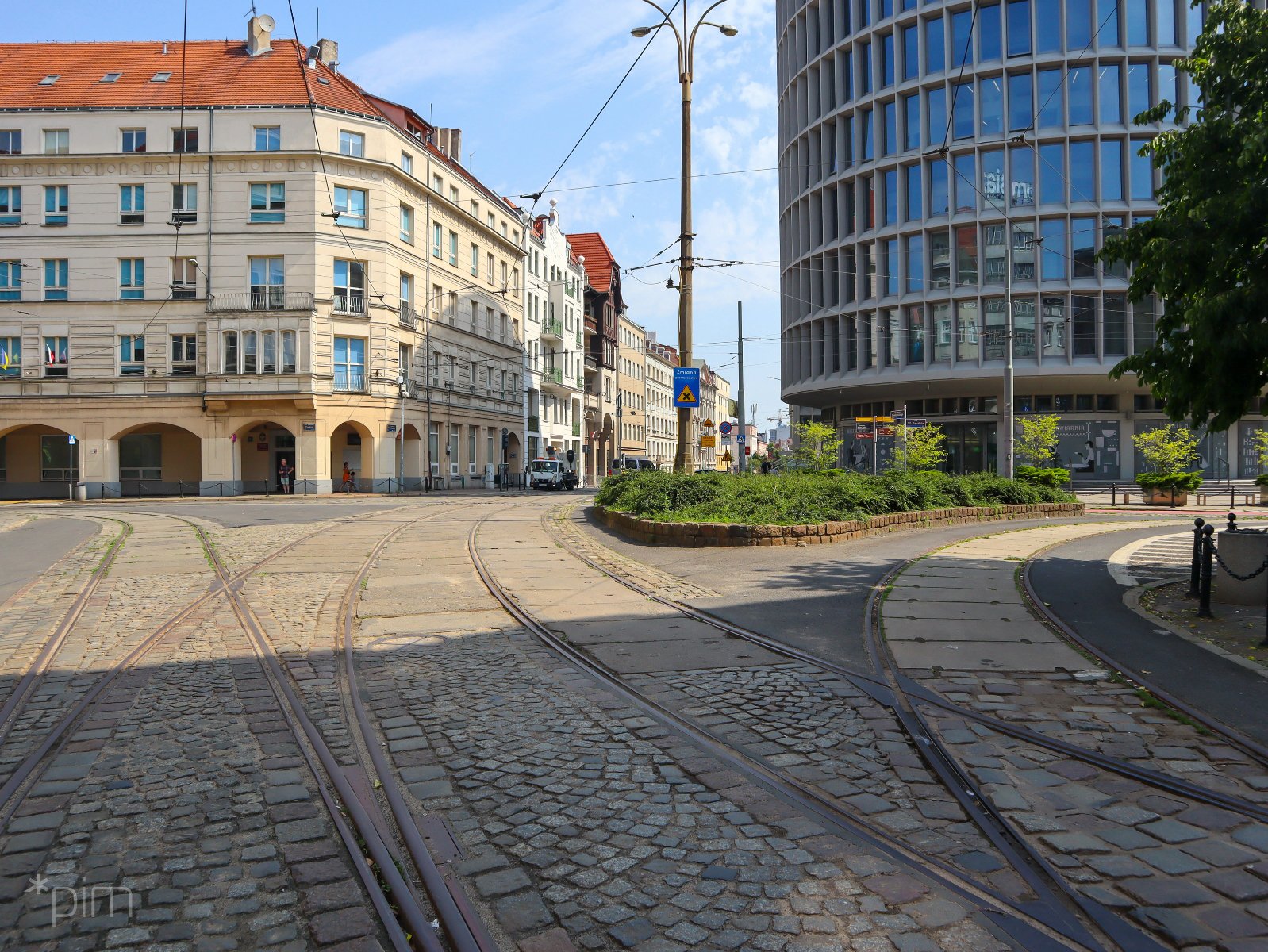 Na zdjęciu torowisko przy Okrąglaku widziane z żabiej perspektywy - grafika rozmowy