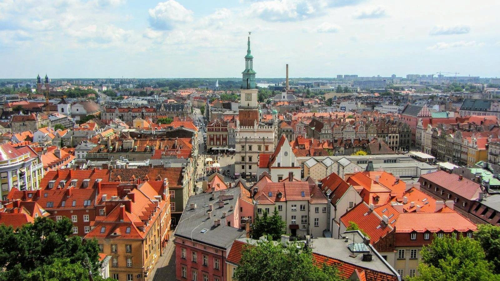 Na zdjęciu panorama Poznania, w centrum ratusz i dachy kamienic