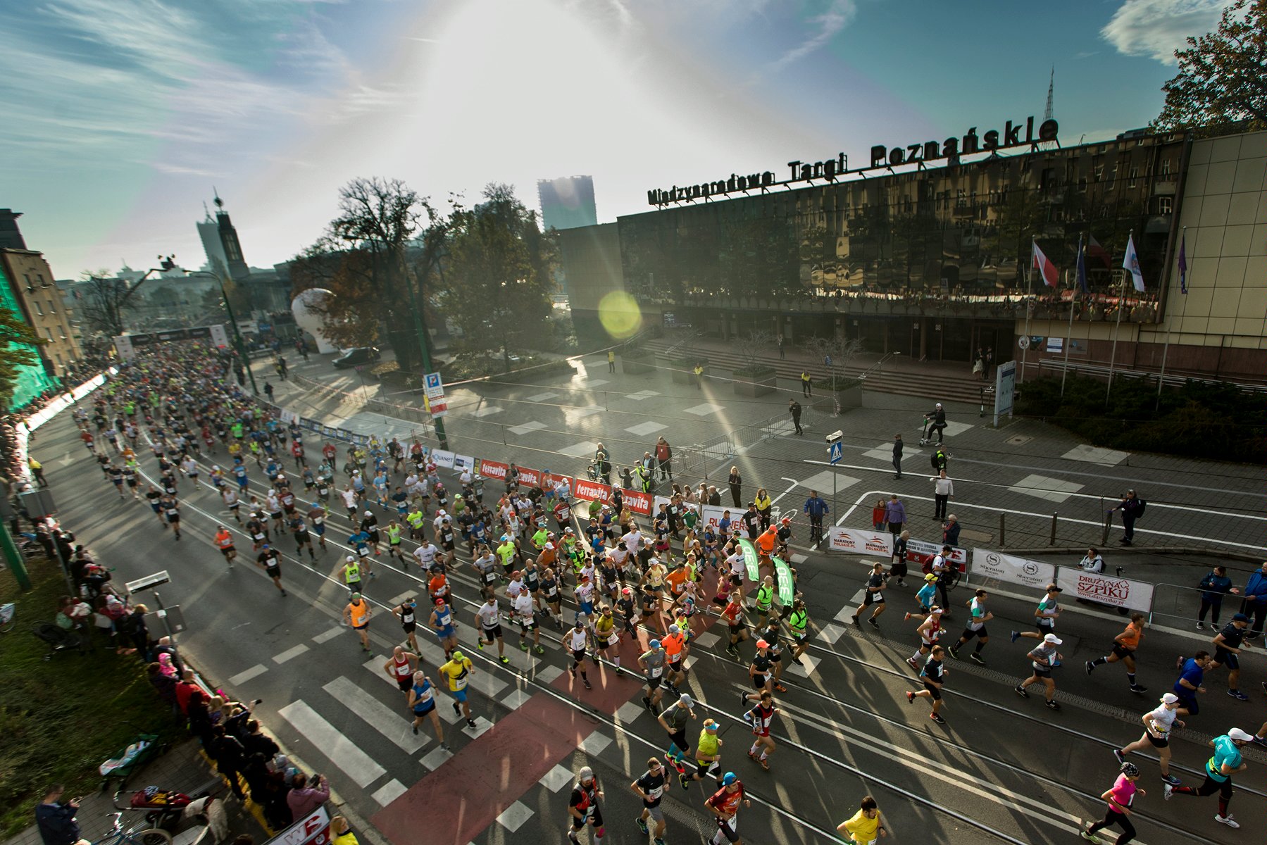 Zdjęcie przedstawia biegaczy podczas startu w poznańskim maratonie. - grafika rozmowy