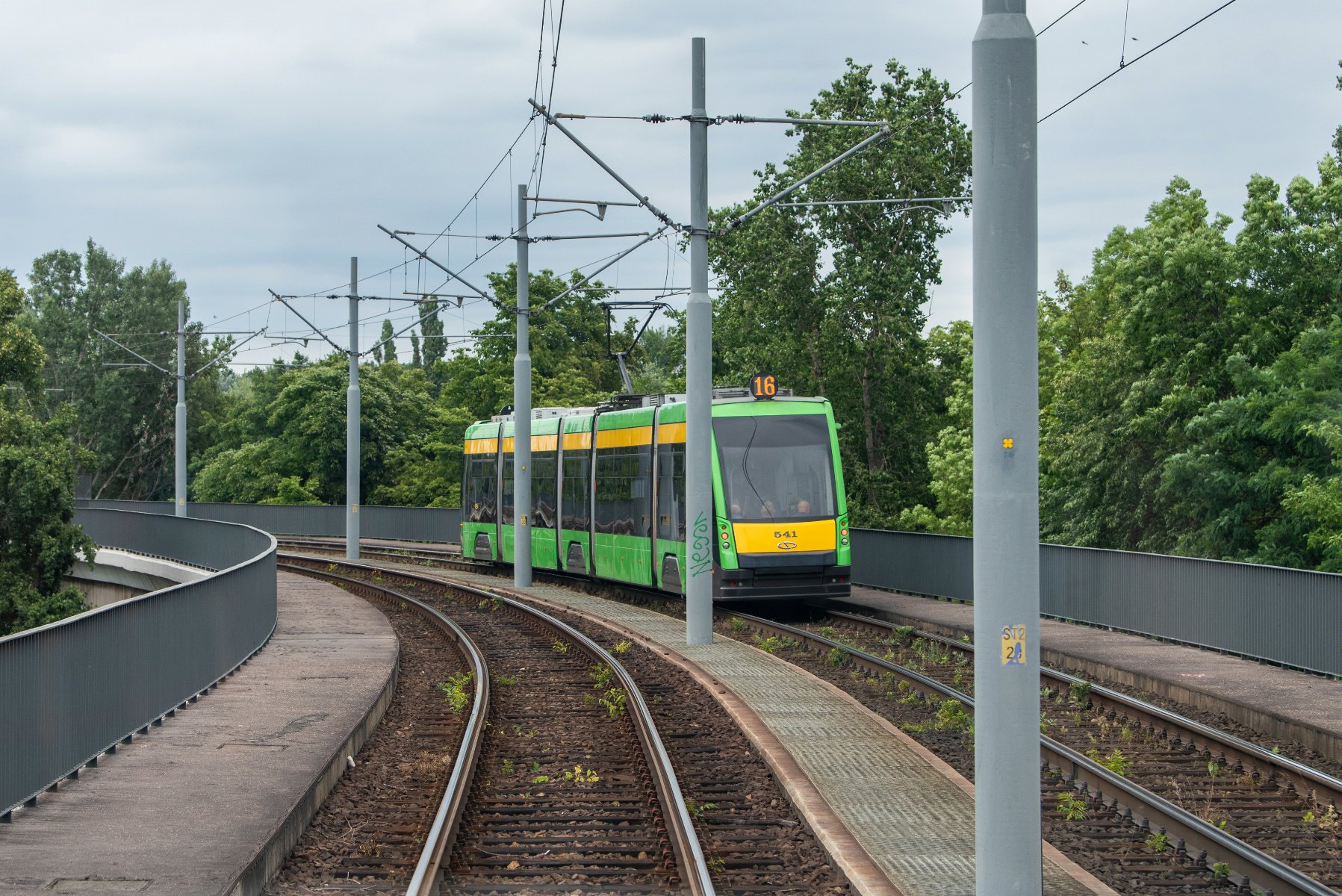 Tramwaj linii nr 16 na estakadzie na al. Wielkoipolską - grafika rozmowy