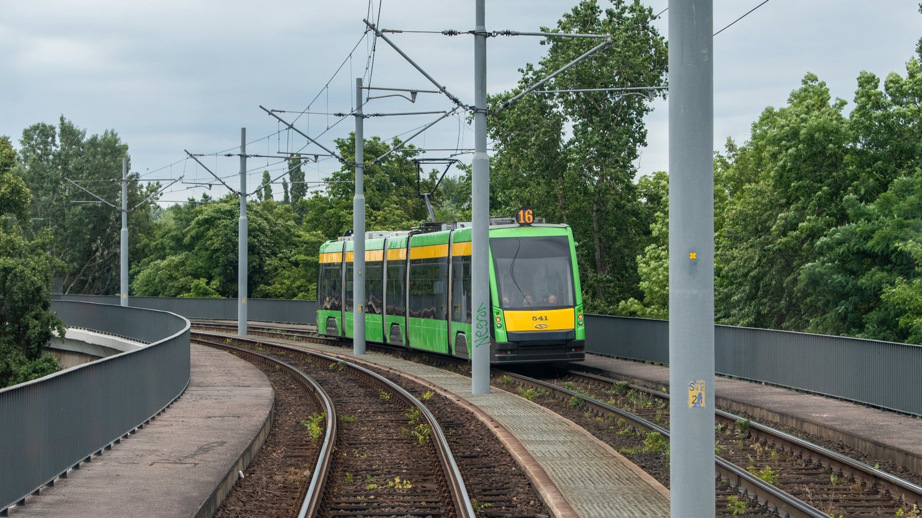 Tramwaj linii nr 16 na estakadzie na al. Wielkoipolską