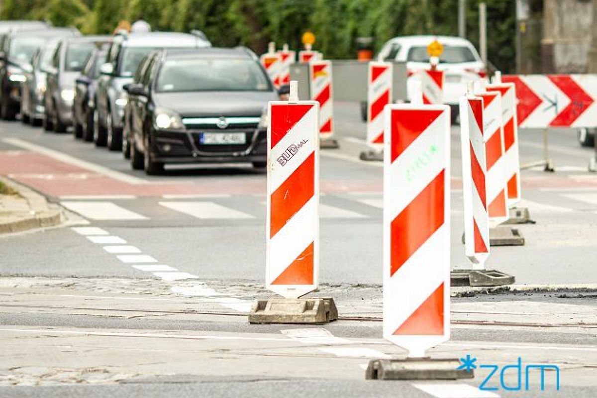 Poglądowe zdjęcie przedstawiające słupki na drodze w związku z pracami droowymi - grafika rozmowy