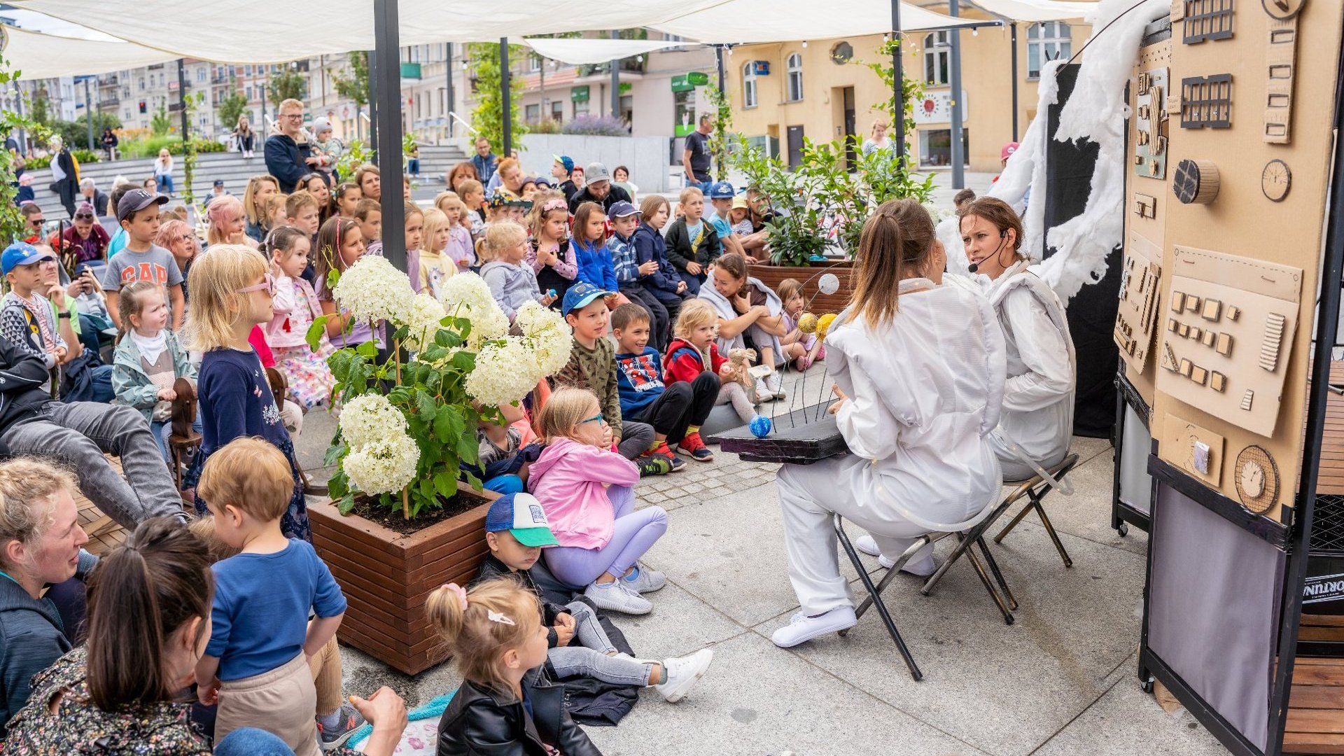 Zdjęcie pokazuje przedstawienie na rynku Łazarskim i zgromadzoną publiczność, głównie dzieci