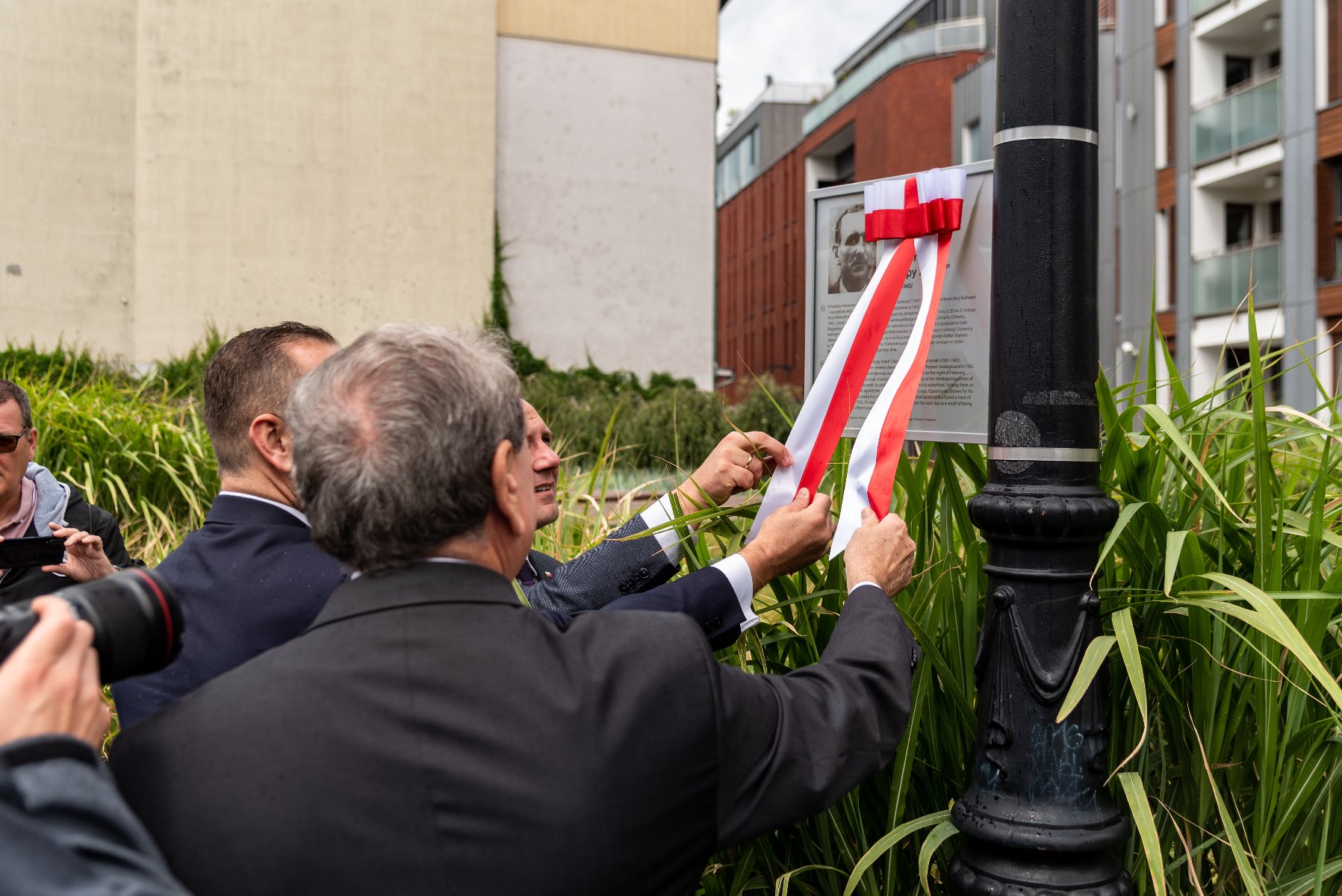 Galeria zdjęć przedstawia uroczystość odsłonięcia tablicy poświęconej "Ślepemu Antkowi". - grafika rozmowy