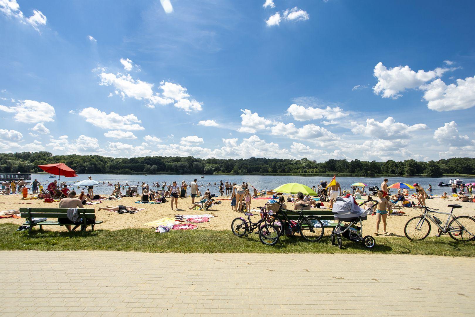 Ludzie na plaży nad jeziorem Rusałka - grafika rozmowy