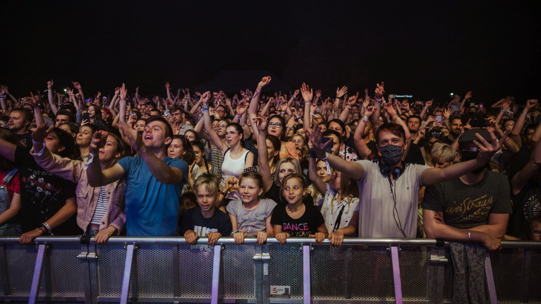 Ludzie zgromadzeni pod sceną podczas jednego z koncertów z poprzednich edycji Edison Festival