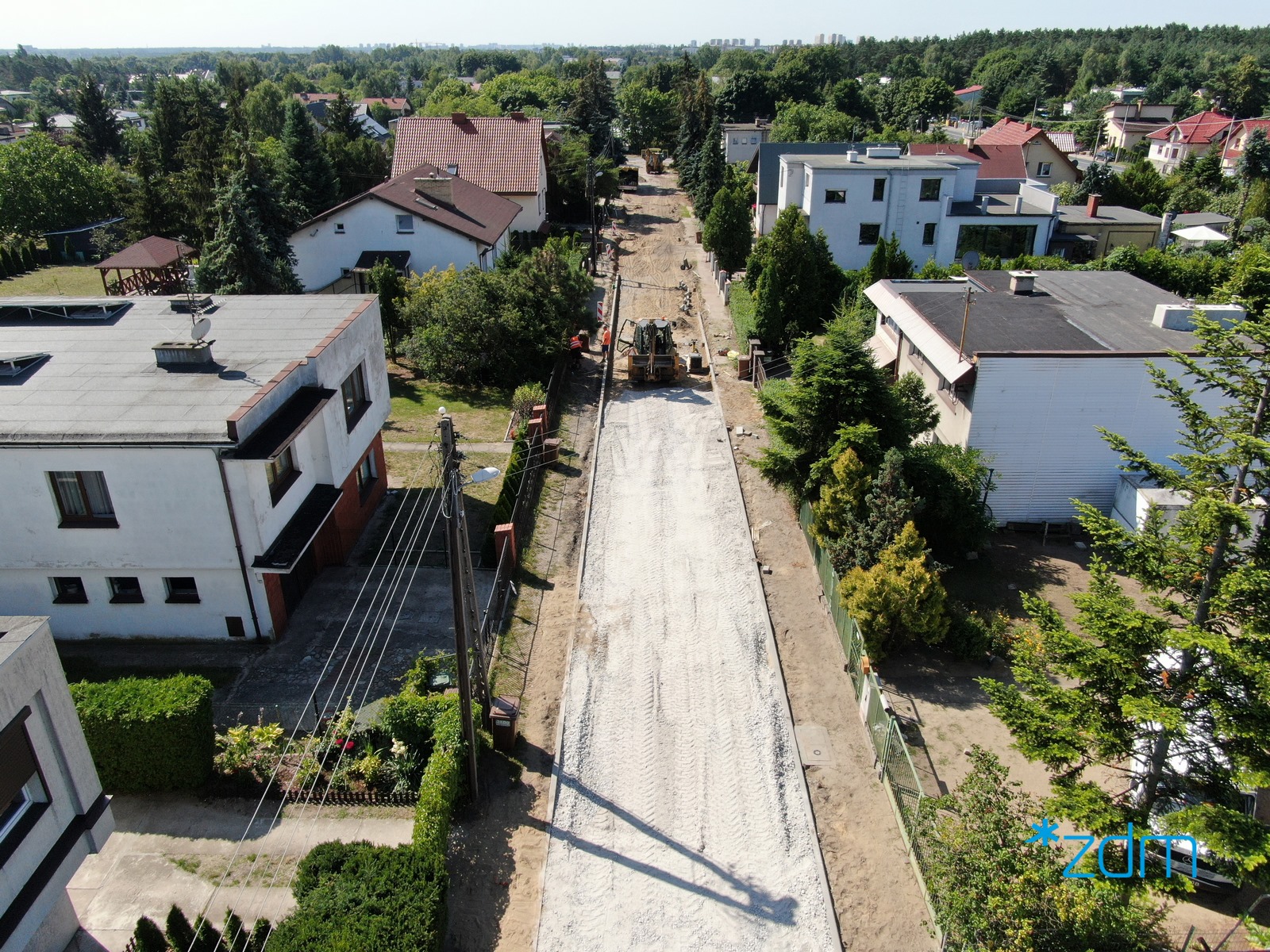 Widok z lotu ptaka na ul. Spokojną, na której trwają prace przy montażu nawierzchni ażurowej - grafika rozmowy