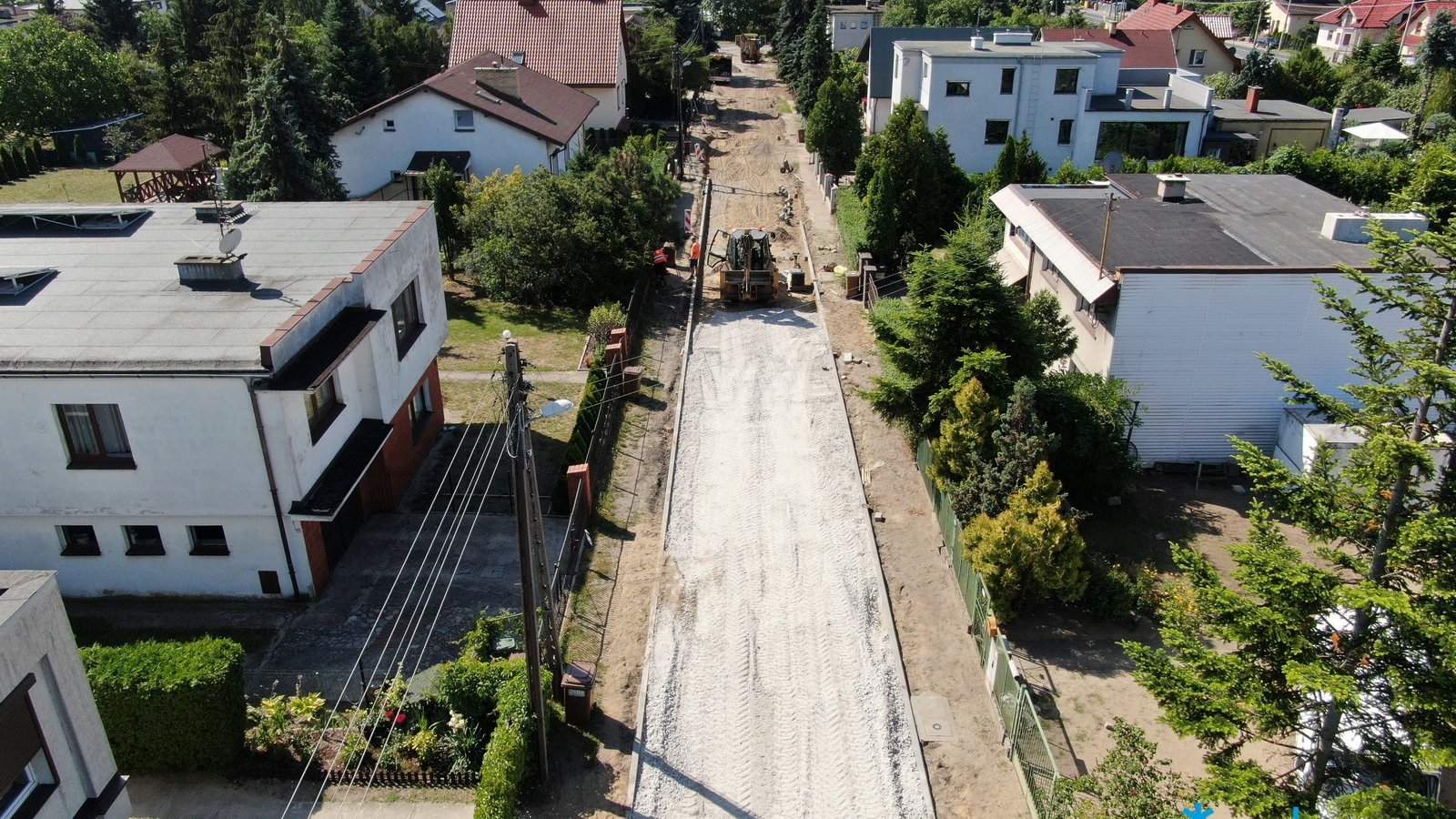 Widok z lotu ptaka na ul. Spokojną, na której trwają prace przy montażu nawierzchni ażurowej