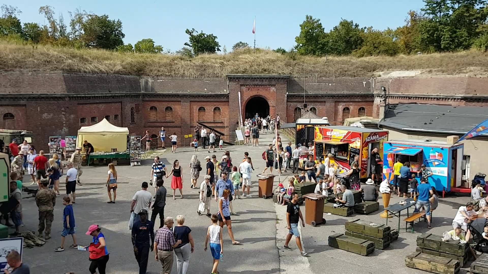 Na zdjęciu wejście do Fortu VI, przed nim, na placu, dużo ludzi