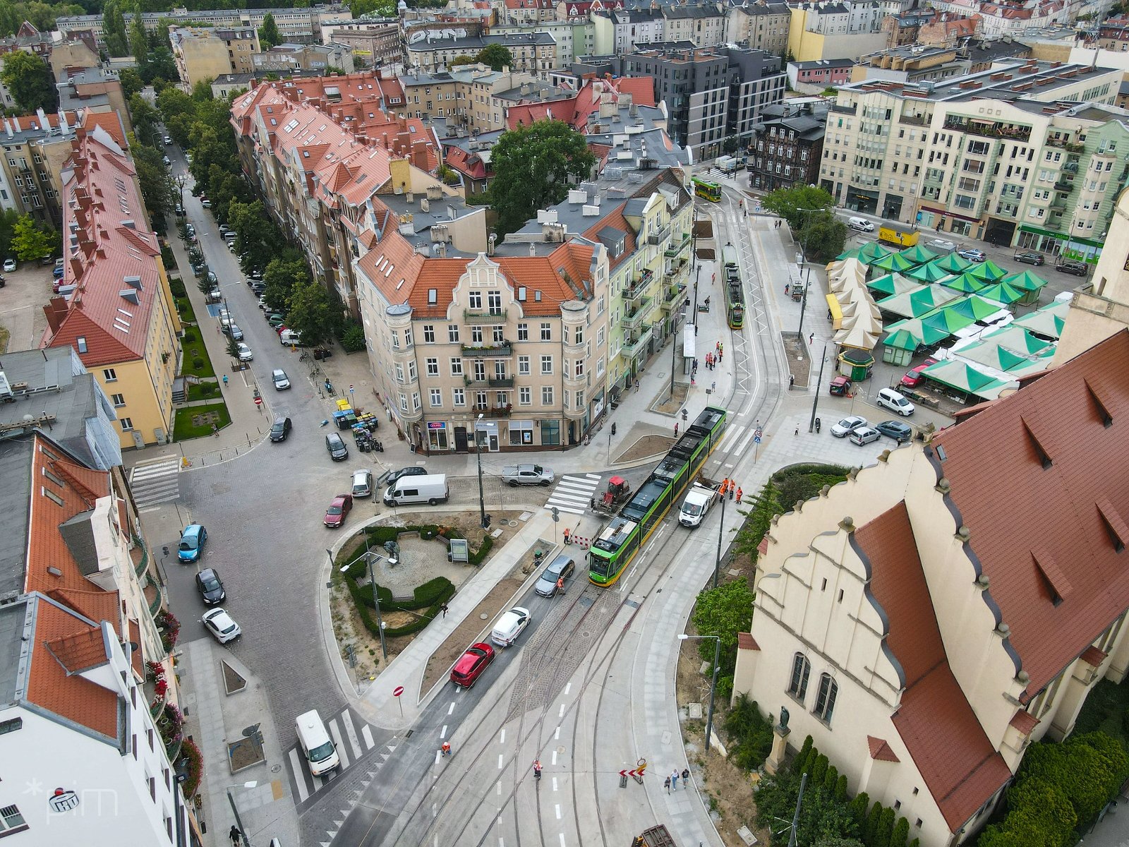 Torowisko na Wildzie widziane z lotu ptaka, w centrum widać dwa tramwaje testujące trasę - grafika rozmowy