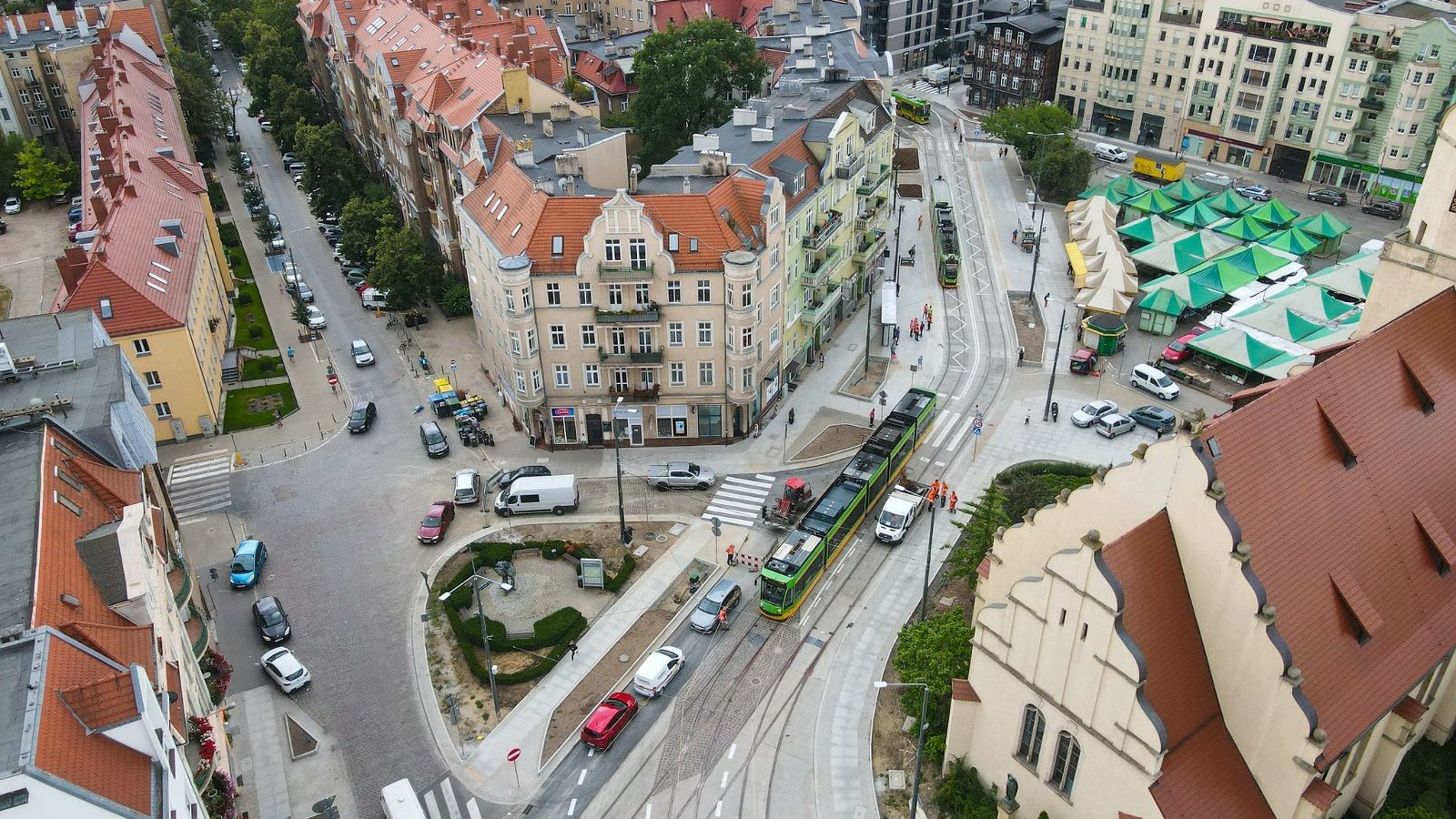 Torowisko na Wildzie widziane z lotu ptaka, w centrum widać dwa tramwaje testujące trasę