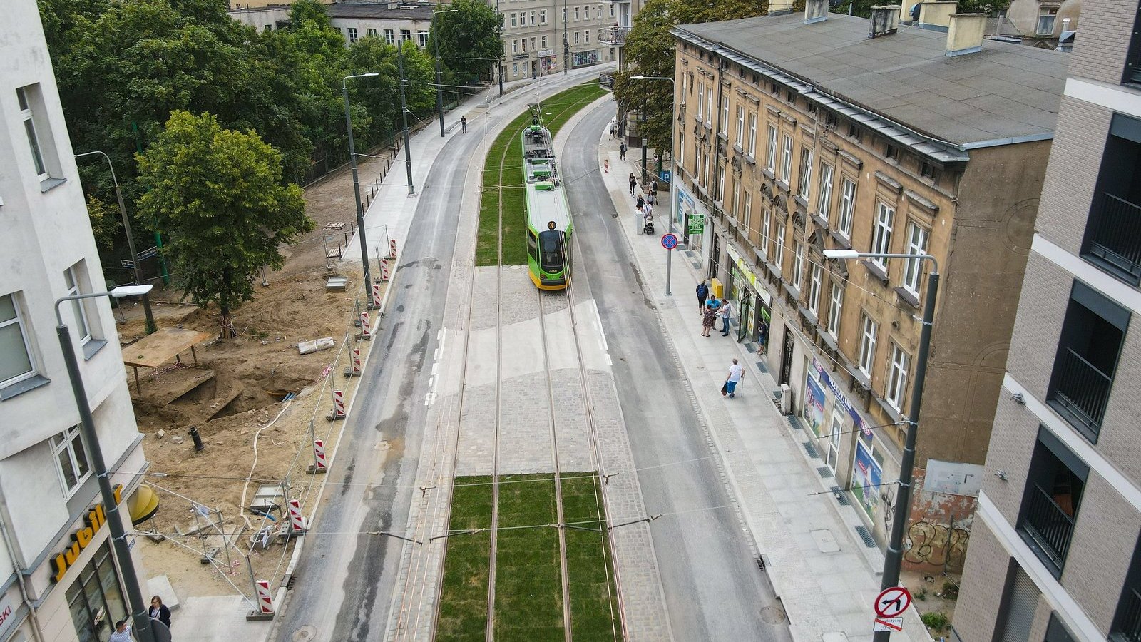 Na zdjęciu zielone torowisko z lotu ptaka, w centrum widać tramwaj