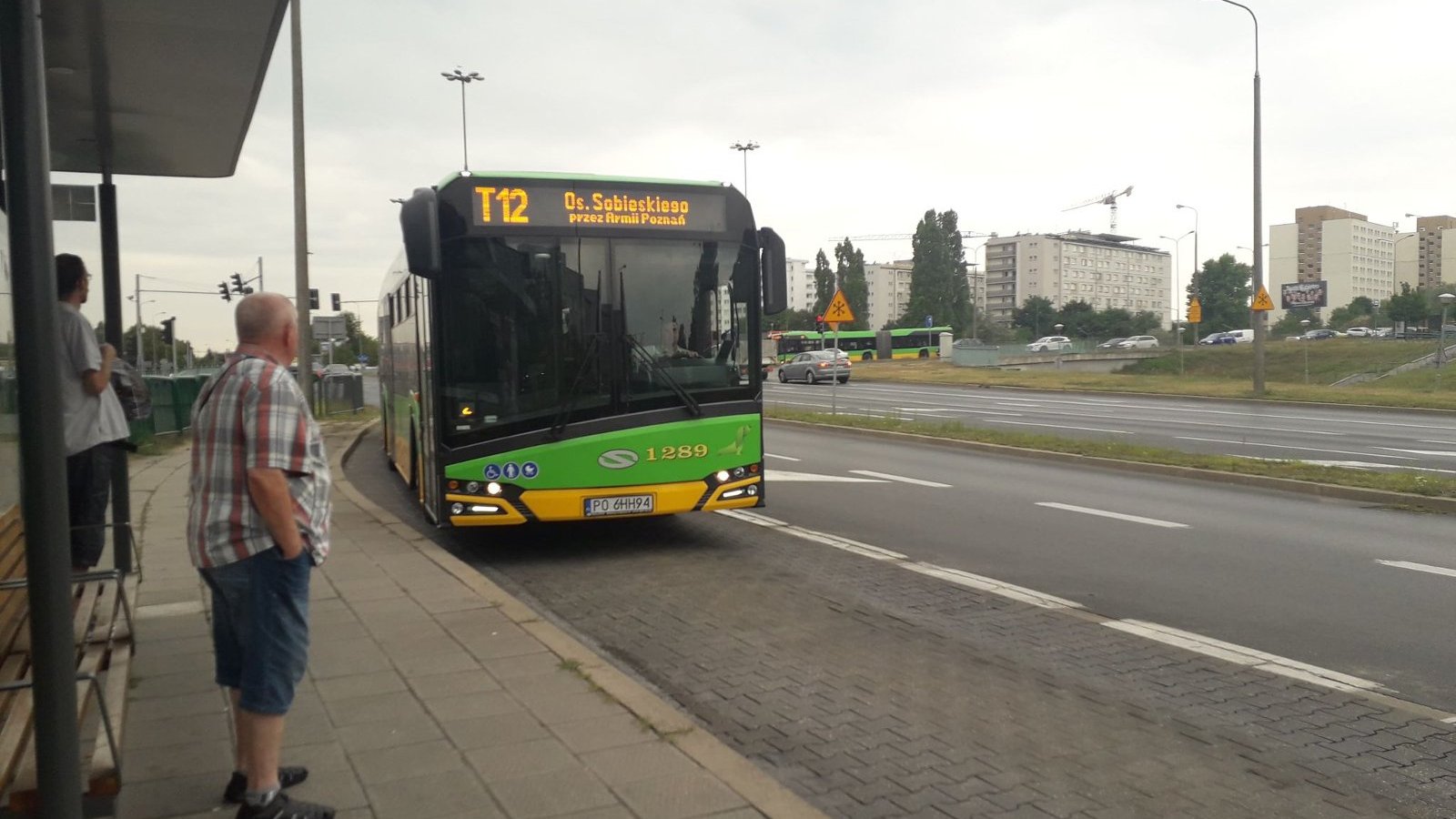 Na zdjęciu autobus linii T12 podjeżdżający na przystanek