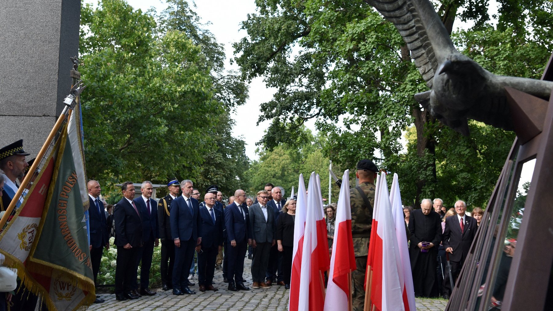 Na zdjęciu uczestnicy uroczystości, na pierwszym planie pomnik