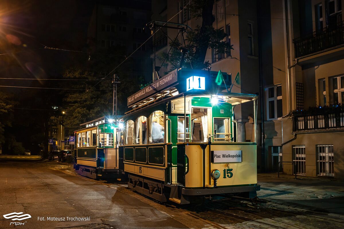 Na zdjęciu zabytkowy tramwaj stojący na torach, oświetlony lampami, po zmierzchu - grafika rozmowy