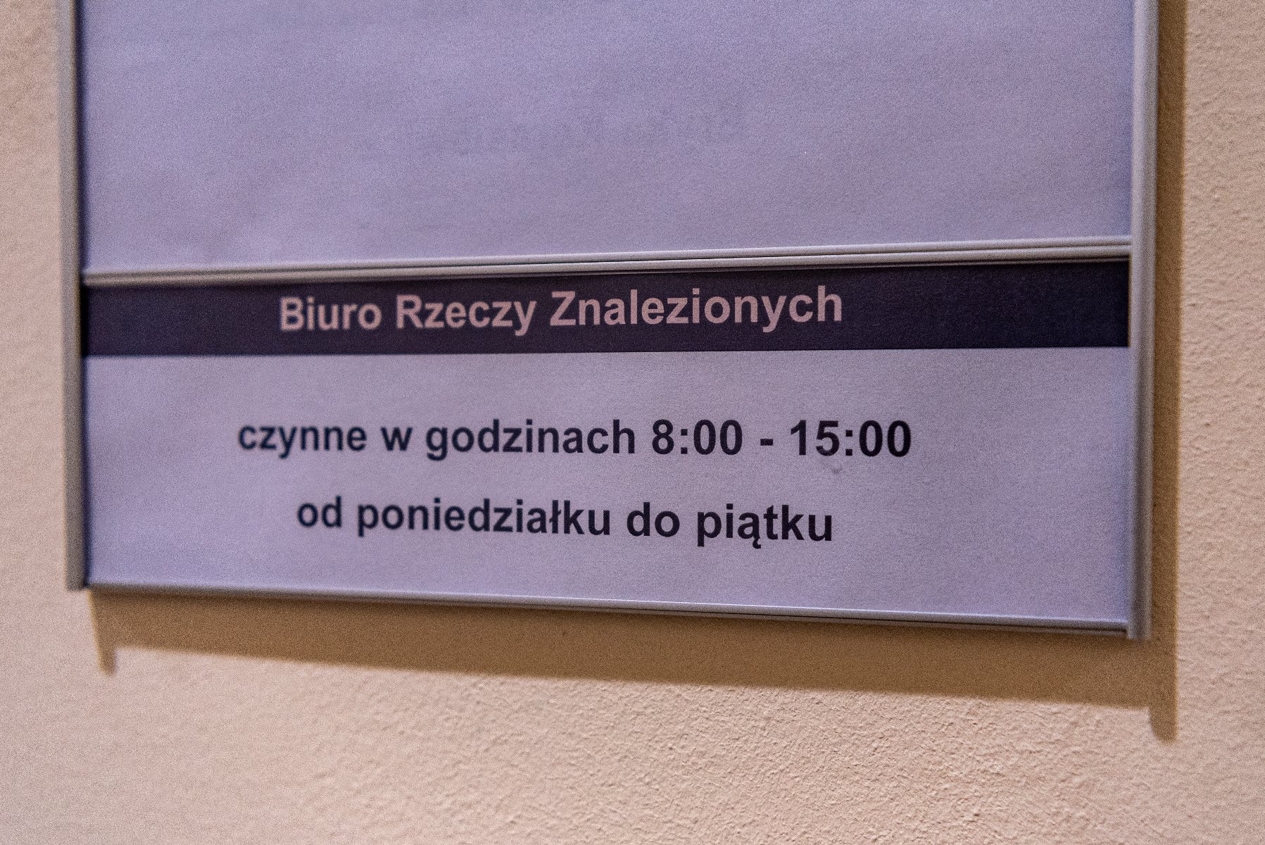 Na zdjęciu tabliczka przy drzwiach, z napisem: Biuro Rzeczy Znalezionych - grafika rozmowy