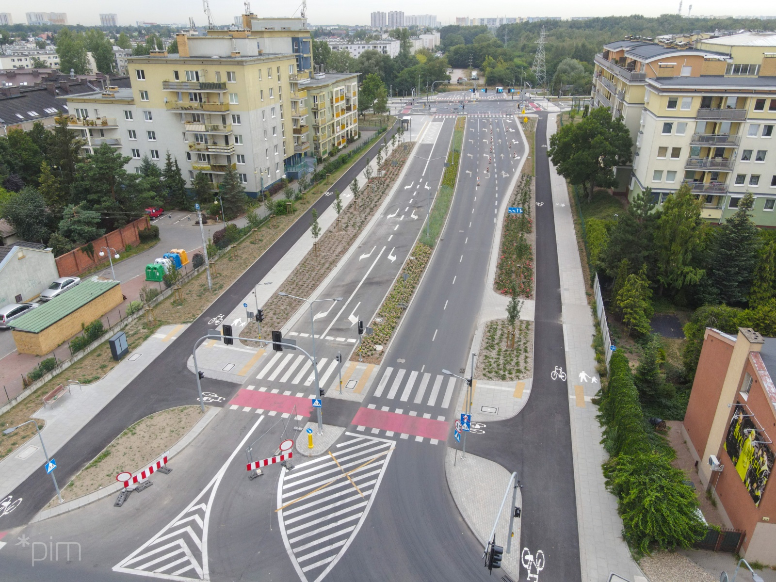 Na zdjęciu dwujezdniowa ulica widziana z lotu ptaka, z boku widać bloki - grafika rozmowy