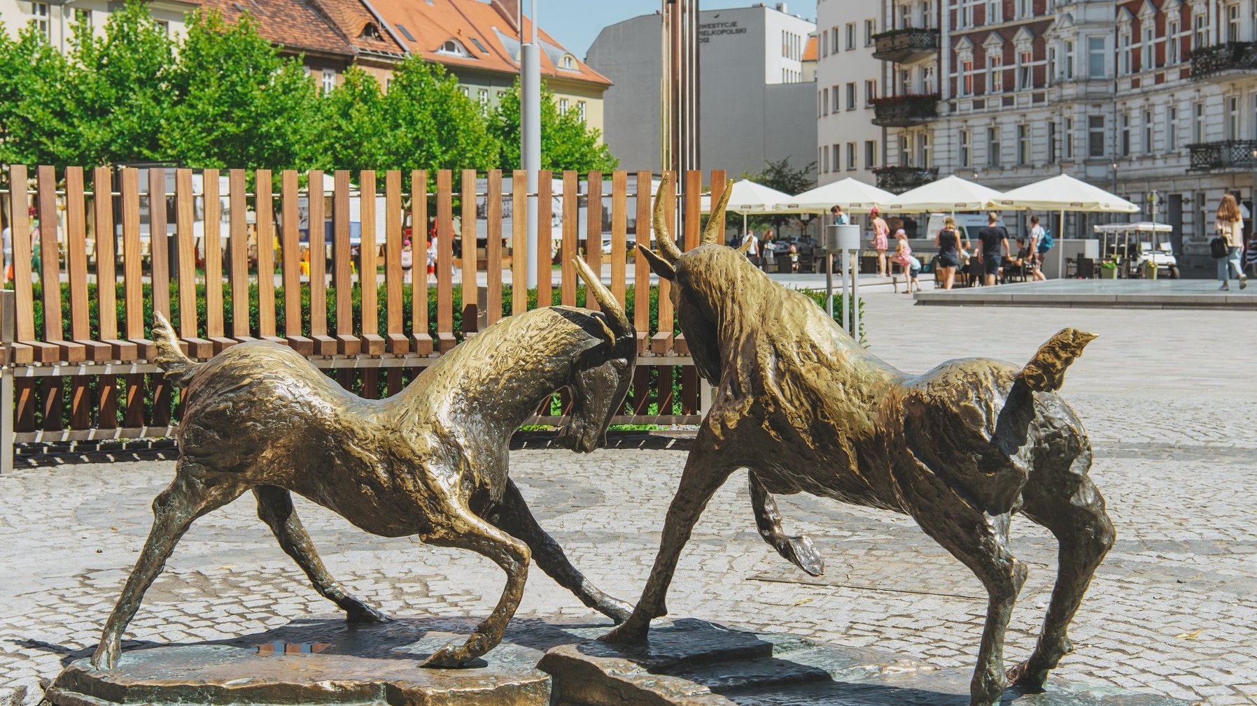 Na zdjęciu rzeźba dwóch trykających się koziołków ustawiona na placu Kolegiackim - grafika rozmowy