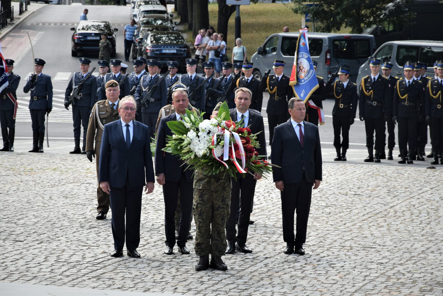 Galeria zdjęć przedstawia poznańskie obchody Święta Wojska Polskiego. - grafika rozmowy