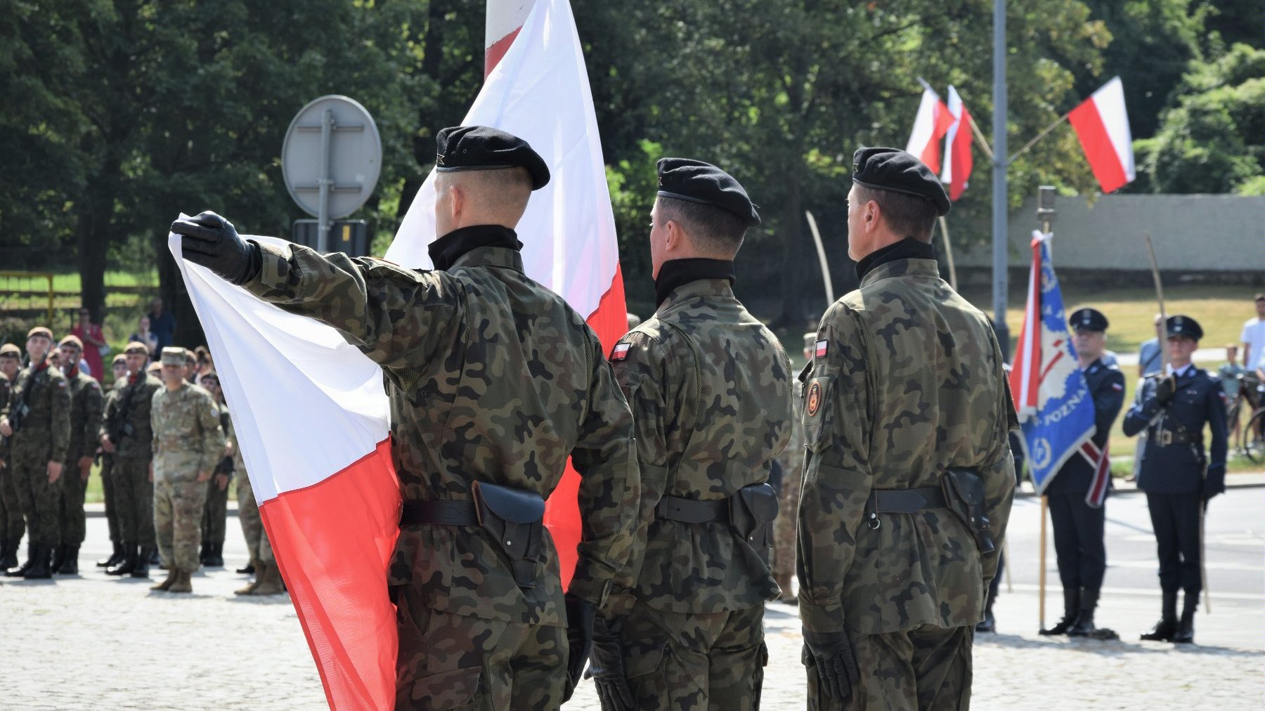 Galeria zdjęć przedstawia poznańskie obchody Święta Wojska Polskiego.