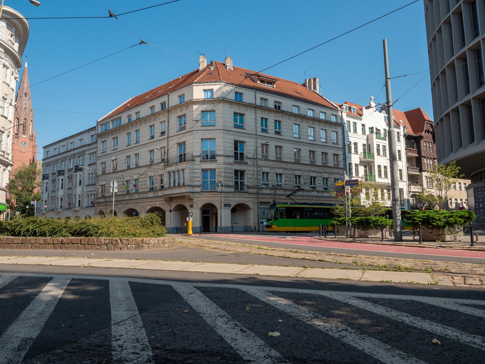 Widok na tzw plac Gwarny pomiędzy ulicami: Gwarną, Fredry, Mielżyńskiego i 27 Grudnia - grafika rozmowy