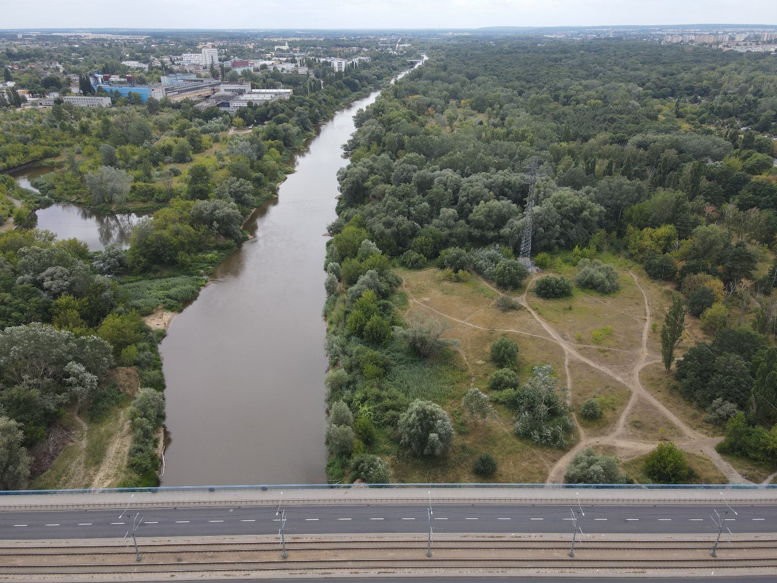 Widok z lotu ptaka na Dębinę. U dole widać most Przemysła I - grafika rozmowy