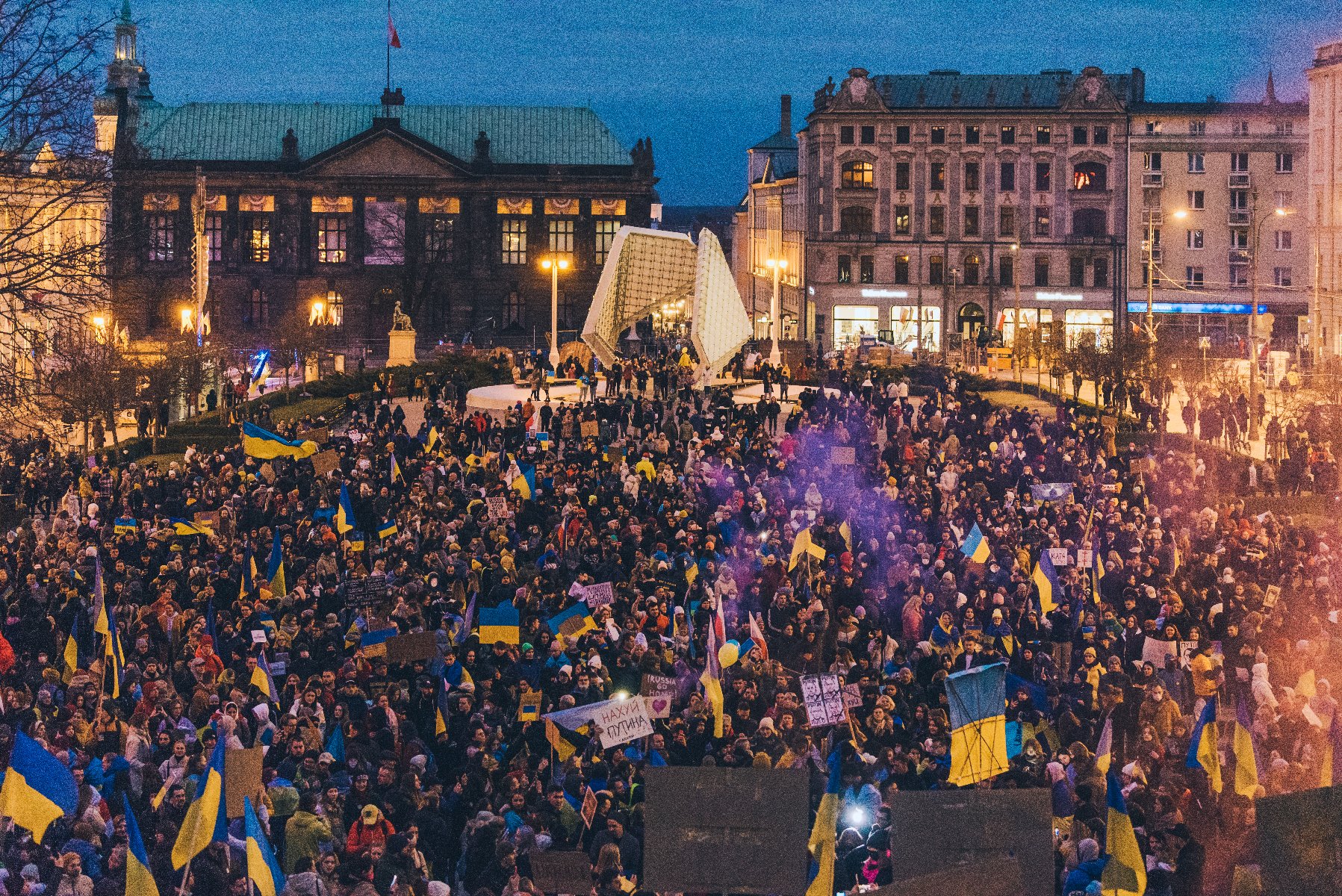 Na zdjęciu tłum ludzi na placu Wolności z ukraińskimi flagami. - grafika rozmowy