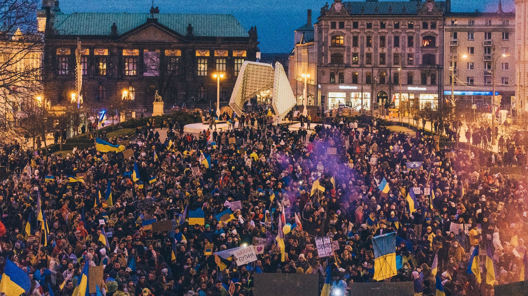 Na zdjęciu tłum ludzi na placu Wolności z ukraińskimi flagami.