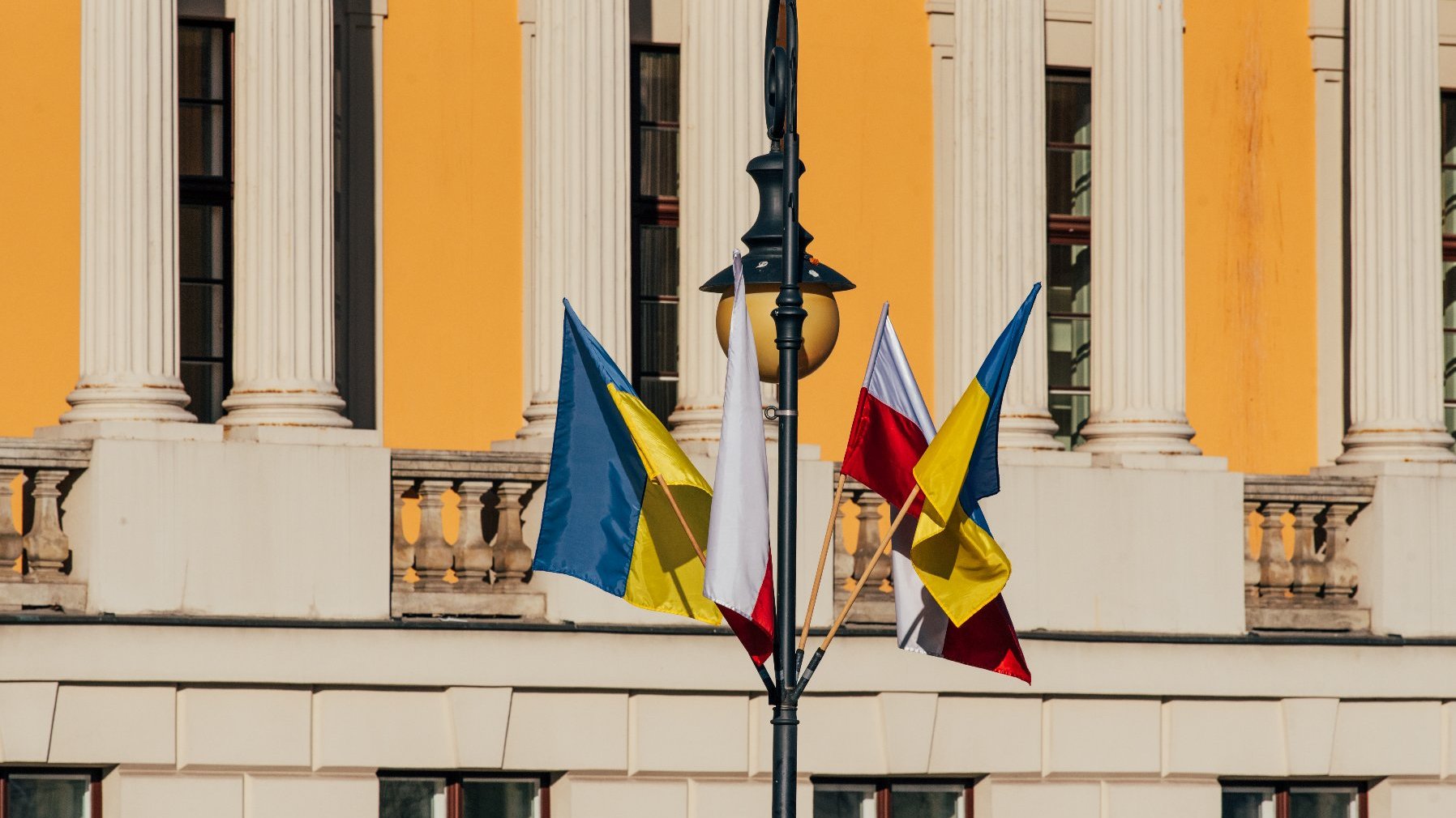 Na zdjęciu flagi polskie oraz ukraińskie.